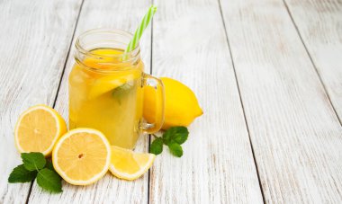 Kavanoz limonata ile