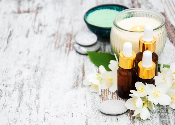 Productos de spa con flores de jazmín —  Fotos de Stock