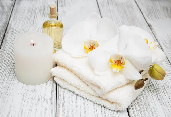 Spa products and white orchids — Stock Photo, Image