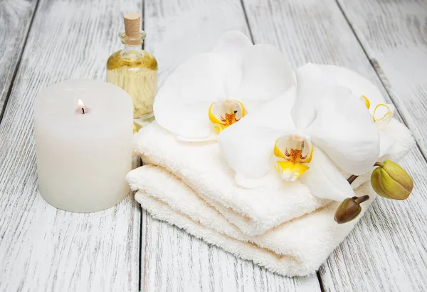 Productos de spa y orquídeas blancas — Foto de Stock