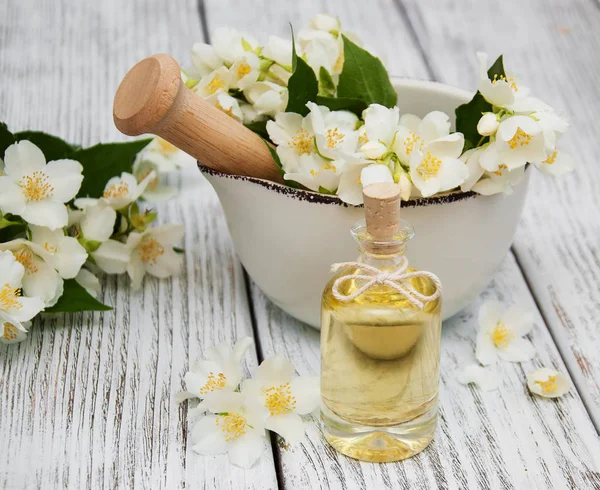 Massageolja med jasmin blommor — Stockfoto