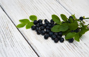 Eski ahşap arka plan üzerinde yaban mersini