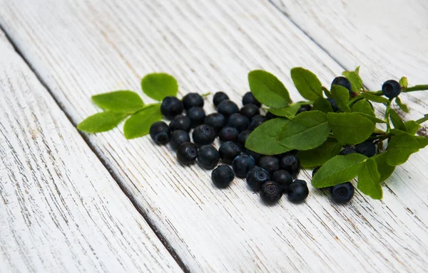 Eski ahşap arka plan üzerinde yaban mersini