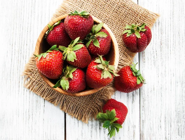 ahşap masa üzerinde olgun çilek