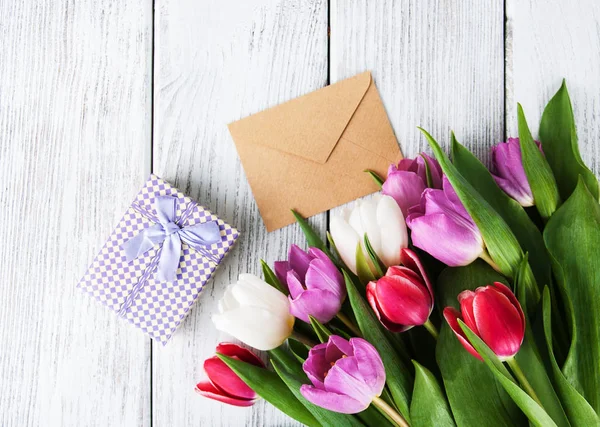 Tulipány kytice a dárkové krabice — Stock fotografie