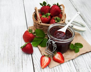 Çilek reçeli ve taze çilek.