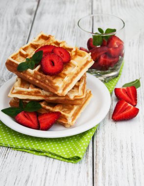 Çilekli ve naneli Belçika waffleları