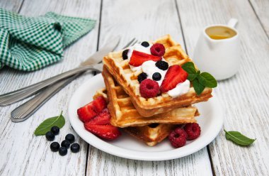 Waffle çilek, yaban mersini ve sos ile