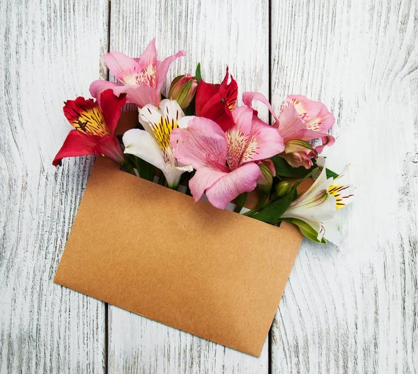 Бумажный конверт с цветами альстромерии — стоковое фото