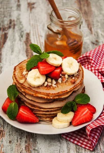 Crêpes aux fraises et bananes — Photo