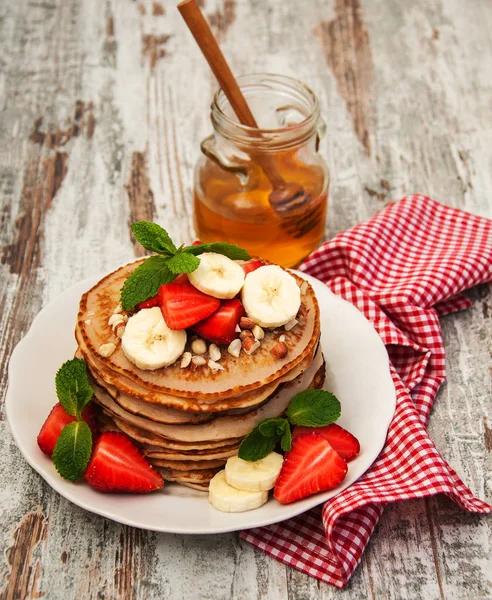 Panquecas com morangos e bananas — Fotografia de Stock