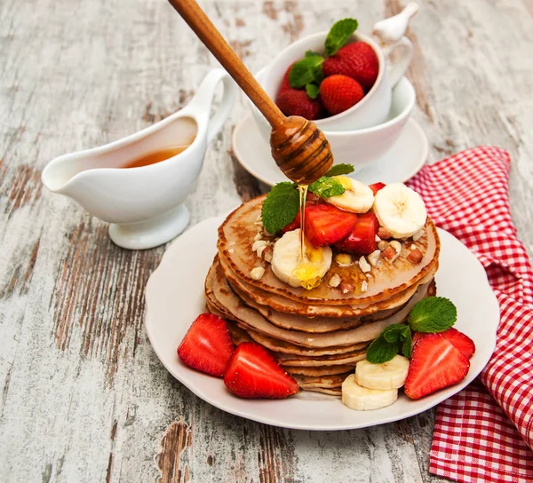 Pfannkuchen mit Erdbeeren und Bananen — Stockfoto