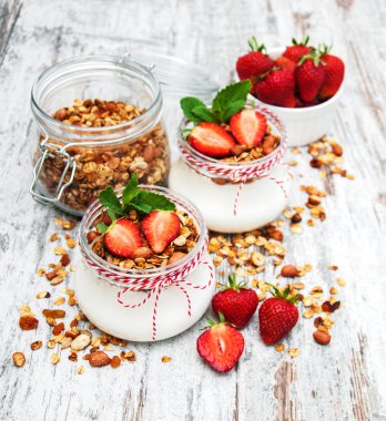 yoğurt ve granola kahvaltı için