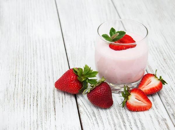 Joghurt mit frischen Erdbeeren — Stockfoto