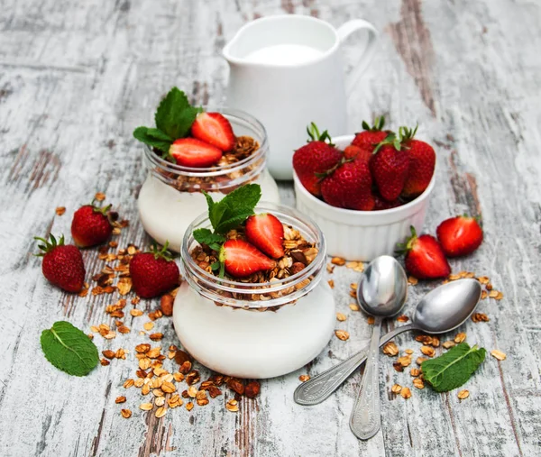 Yogur y granola para el desayuno — Foto de Stock