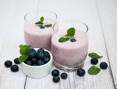 Bir tabloda yabanmersinli Yoğurtlu gözlük