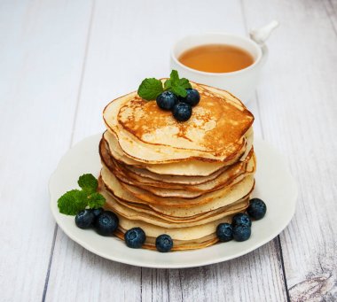 Krep ve yaban mersini ile plaka