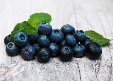 Bir tablo üzerinde taze yaban mersini