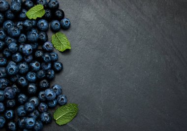 Bir taş zemin üzerine taze yaban mersini