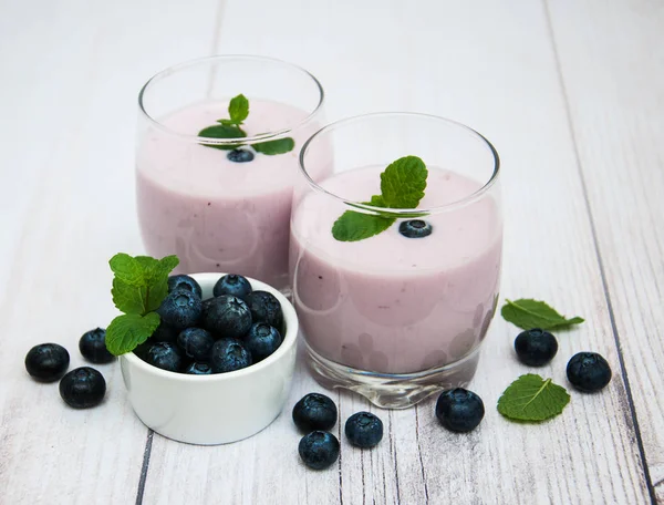 Bir tabloda yabanmersinli Yoğurtlu gözlük