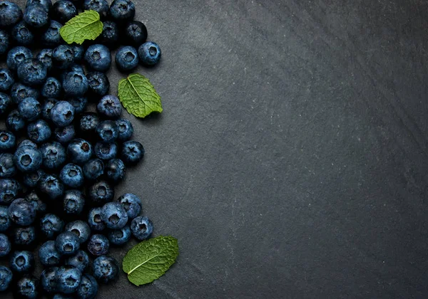 Bir taş zemin üzerine taze yaban mersini