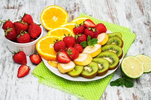 Piatto con frutta — Foto Stock