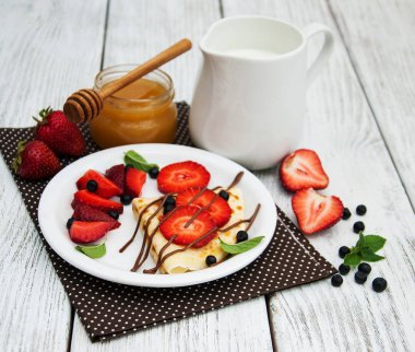 çilek ve çikolata soslu krep