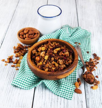 Bir tablo üzerinde ev yapımı granola