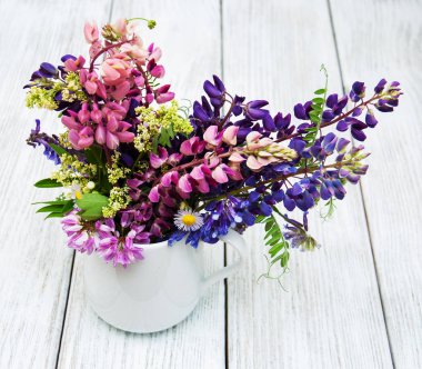 Cam vazo içinde sunulan lupines