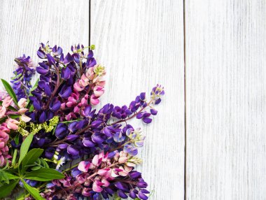 Bir masaya acı bakla çiçek