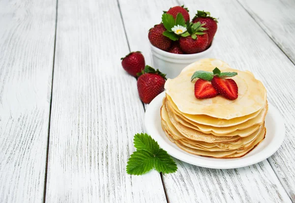 Pfannkuchen mit Erdbeeren — Stockfoto