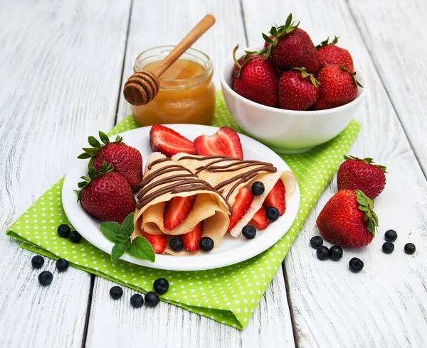 çilek ve çikolata soslu krep