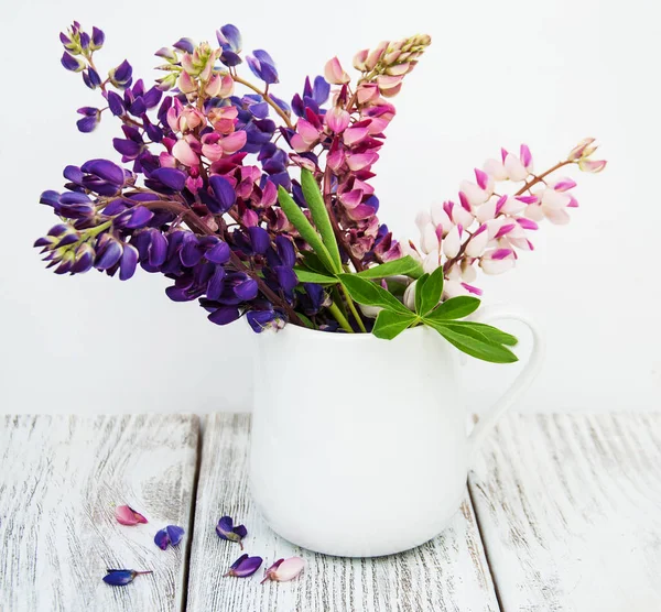 Cam vazo içinde sunulan lupines