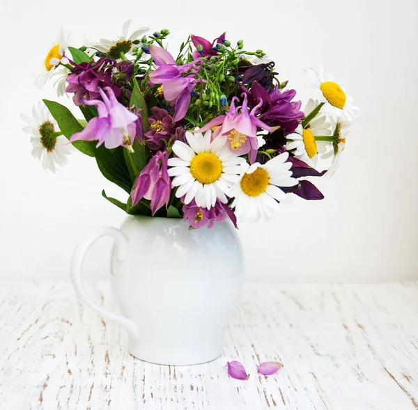 Wildblumen in einer Vase — Stockfoto