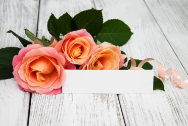 Ahşap arka planda pembe güller