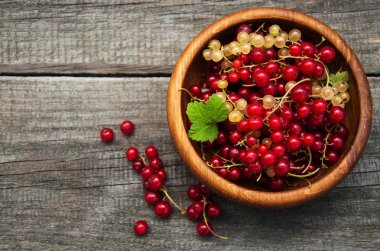 Frenk üzümü ile kase