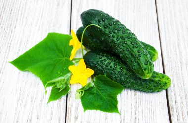 Bir tablo üzerinde taze salatalık