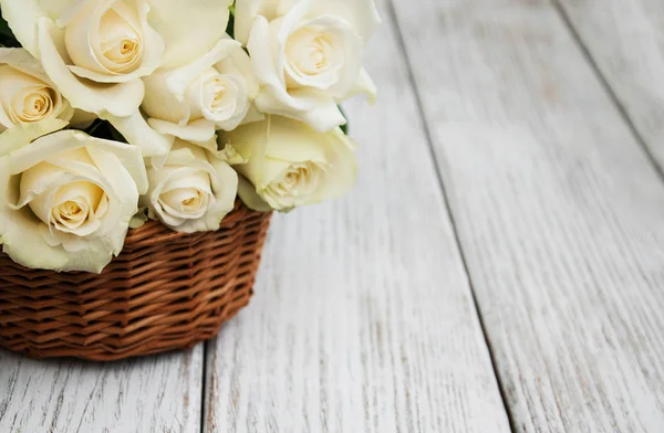 Rosas blancas en una canasta — Foto de Stock