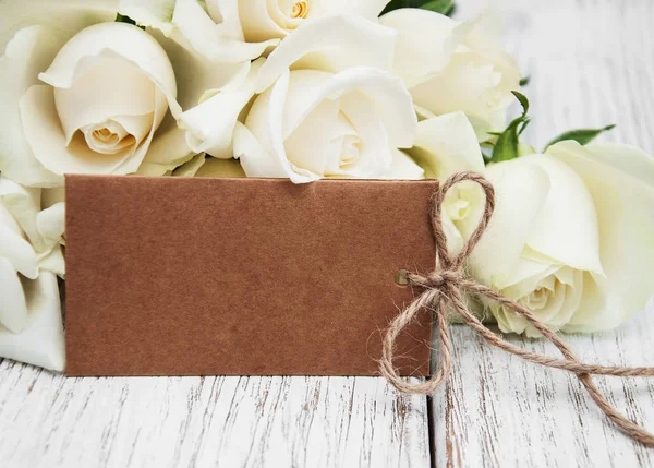 Etiketi ile beyaz güller