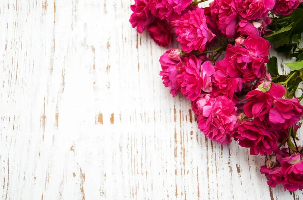 Rosas cor de rosa em uma mesa — Fotografia de Stock