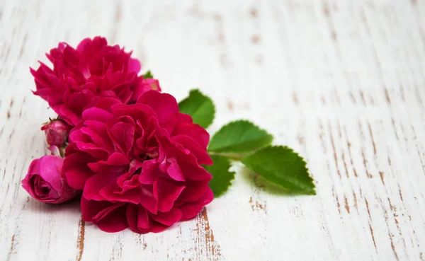 Рожеві троянди на столі — стокове фото