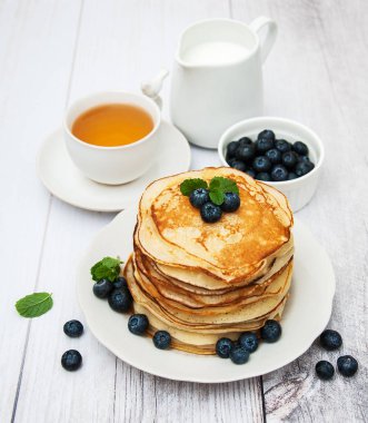 Krep ve yaban mersini ile plaka