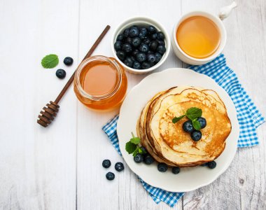 Krep ve yaban mersini ile plaka