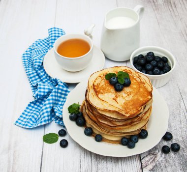 Krep ve yaban mersini ile plaka