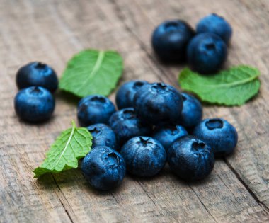 Bir tablo üzerinde taze yaban mersini