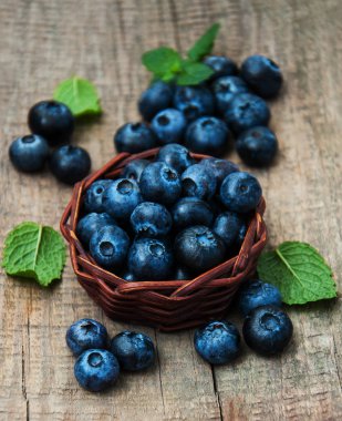 Bir tablo üzerinde taze yaban mersini