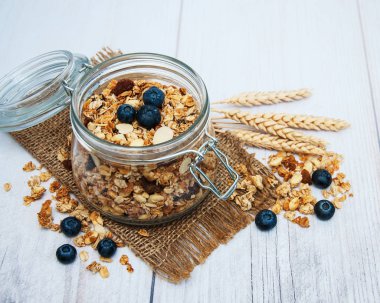kavanoz içinde ev yapımı granola 