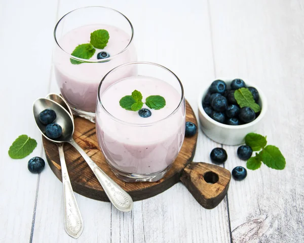 Vasos con yogur de arándano sobre una mesa —  Fotos de Stock