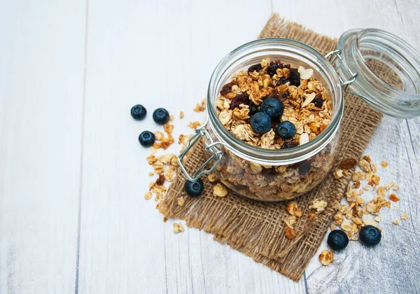 kavanoz içinde ev yapımı granola 