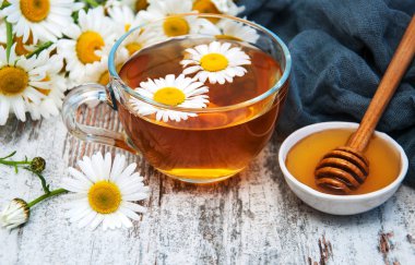 Bir fincan bitki çayı.